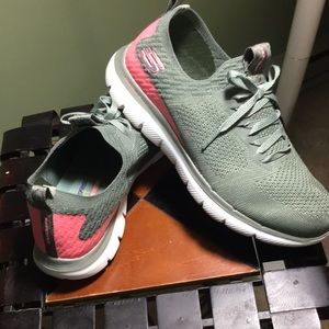 Sketchers size 8 wide light tennis shoe, slip on, light green